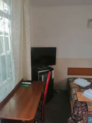 Гостиница Тетис Адлер Трехместный номер с основными удобствами-1